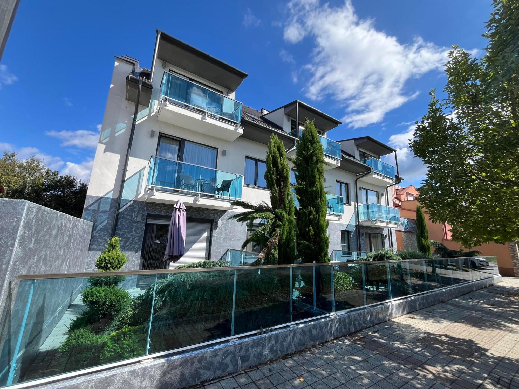 Berill Crystal Apartman Sarvar Ngoại thất bức ảnh