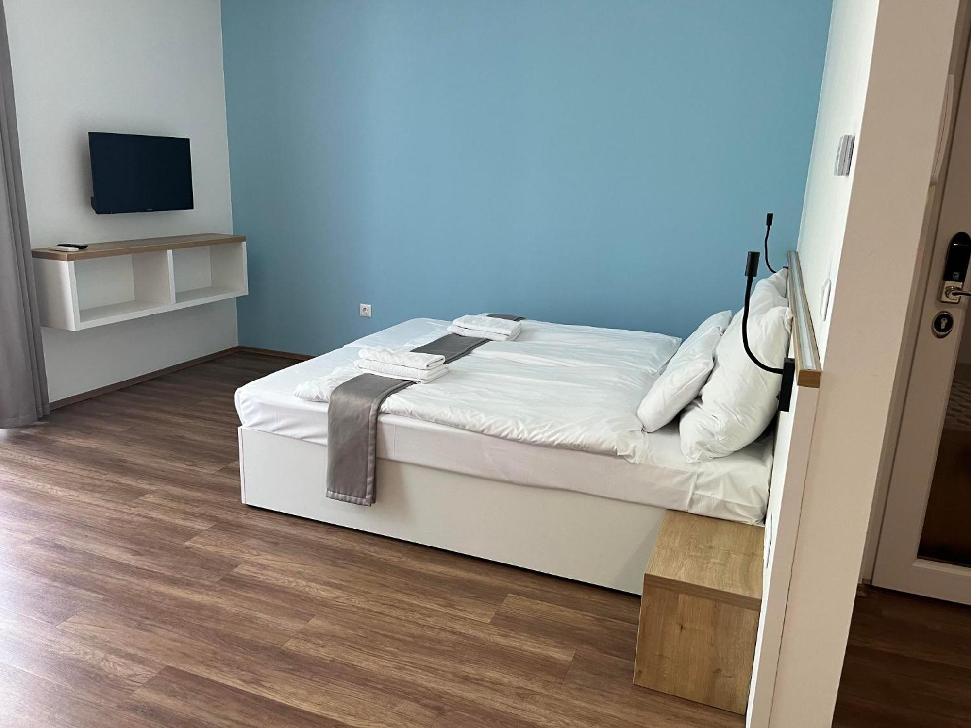 Berill Crystal Apartman Sarvar Ngoại thất bức ảnh