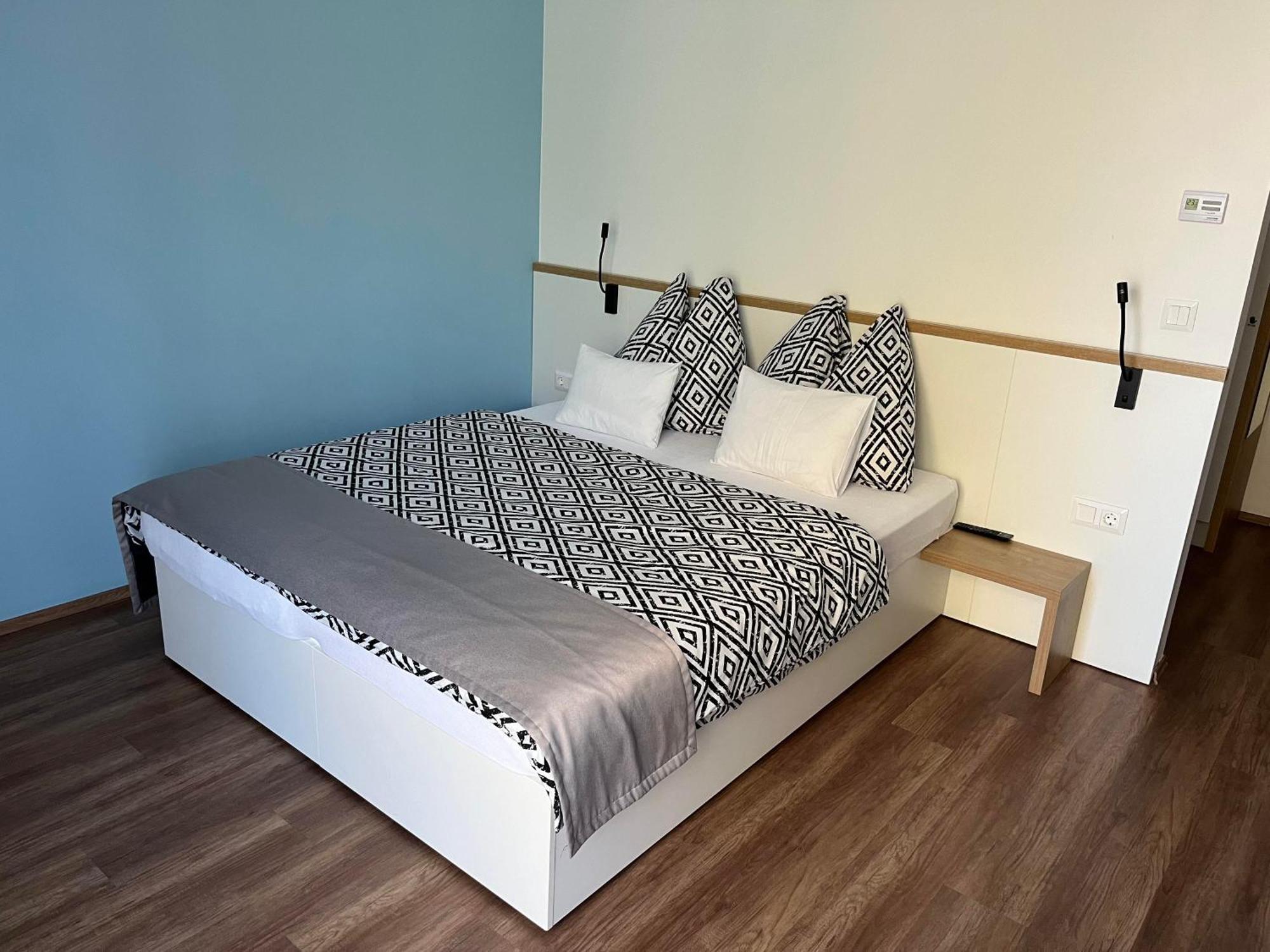 Berill Crystal Apartman Sarvar Ngoại thất bức ảnh